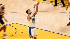洛杉矶湖人对阵金州勇士NBA常规赛直播缩略图显示球员在三分线外出手